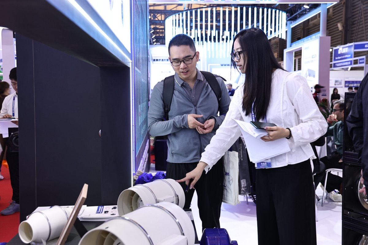 LONGWELL 2025 中国制冷展展位现场，EC 风机墙实机展示