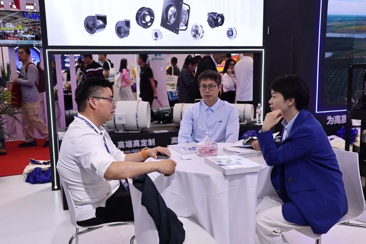 LONGWELL 2025 中国制冷展展位现场，EC 风机墙实机展示