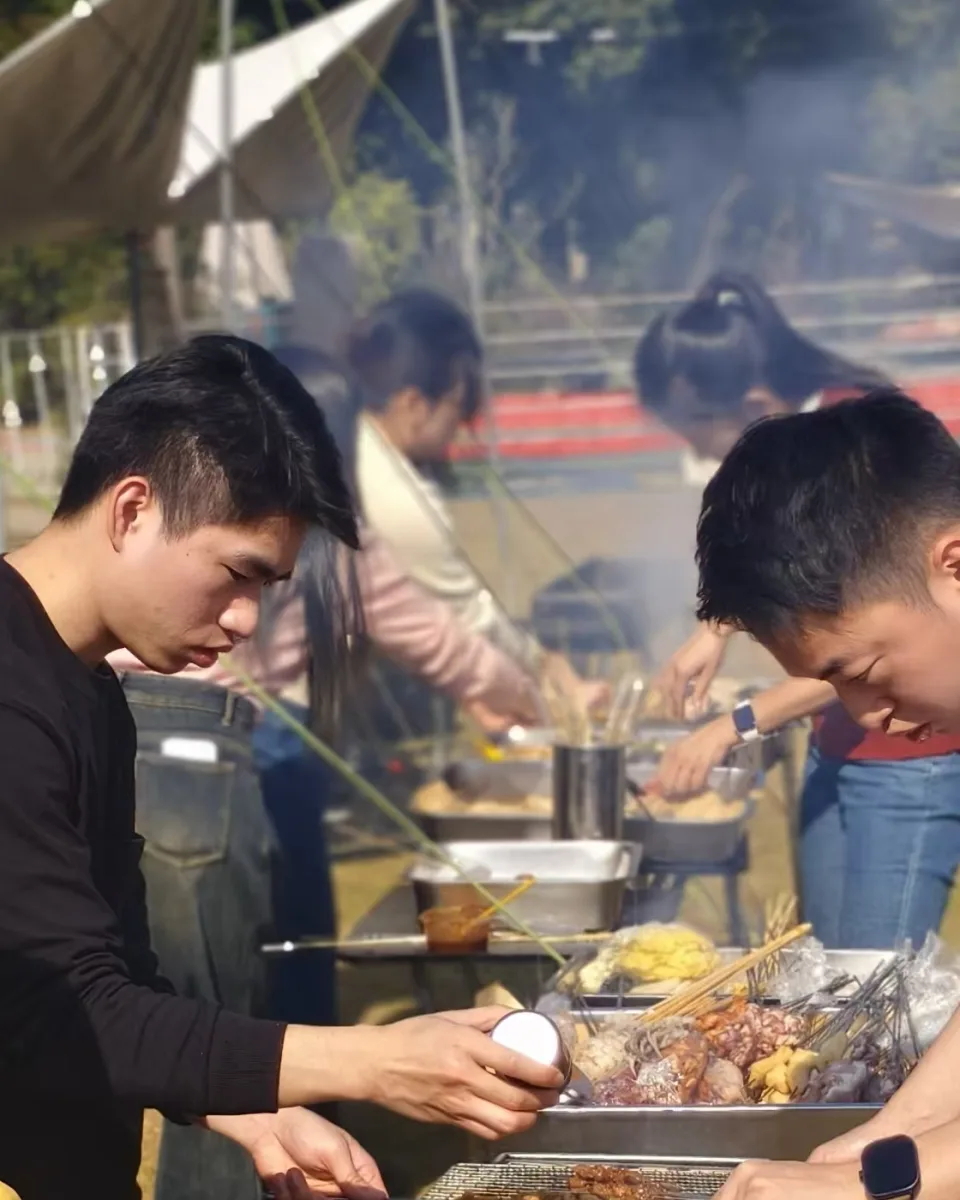 朗伟员工在户外团建中一起烧烤