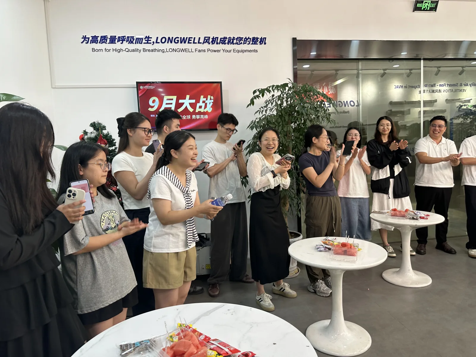 朗伟员工在办公室活动中鼓掌欢笑