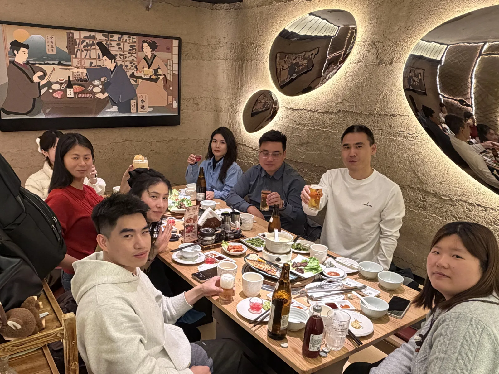 朗伟同事在团队聚餐中合影举杯