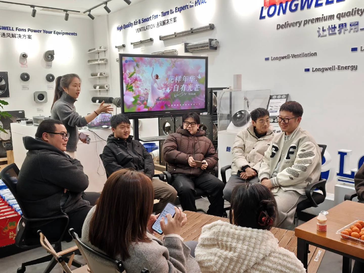 朗伟员工在产品展厅开展团队分享