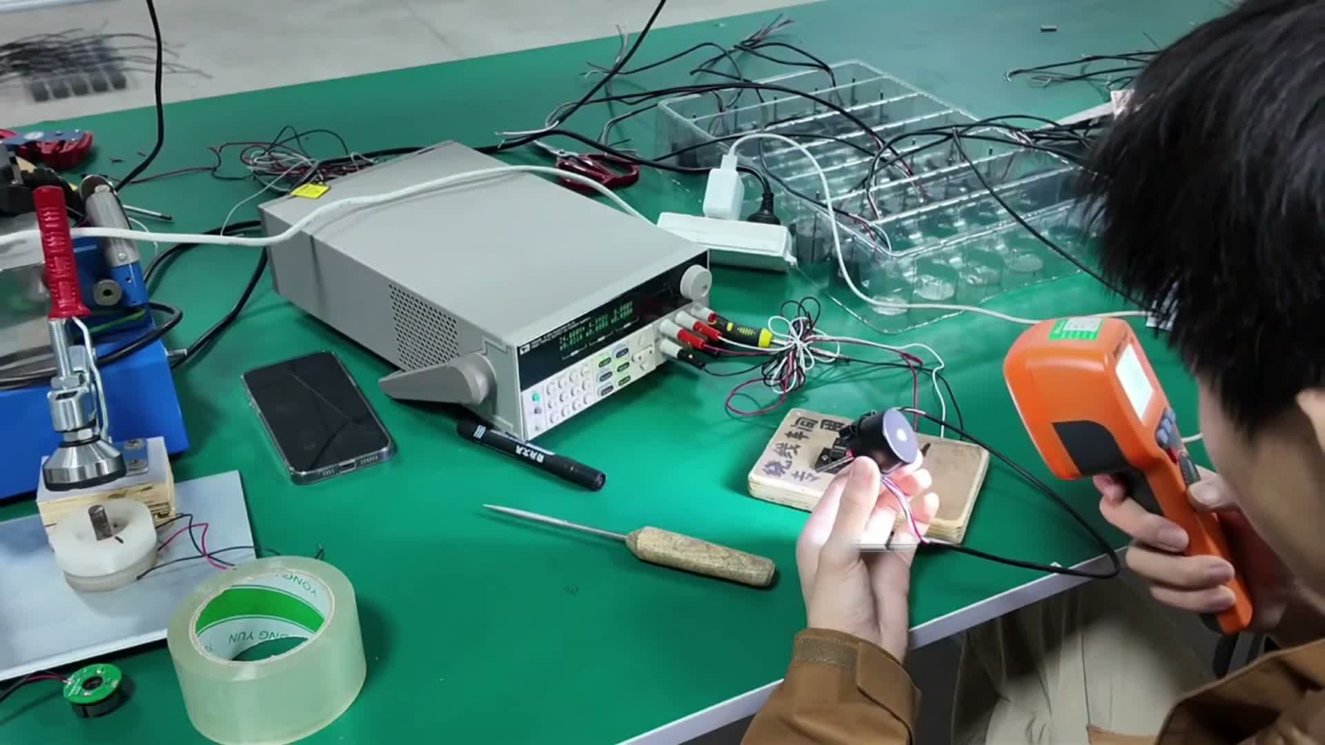 风机电机检验台上的铭牌、接线与测量核对场景