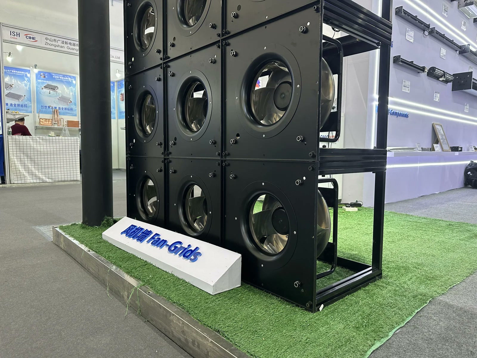 朗伟展台风机墙实拍，展示模块框架、安装面与支架，不代表AHU改造实测结果